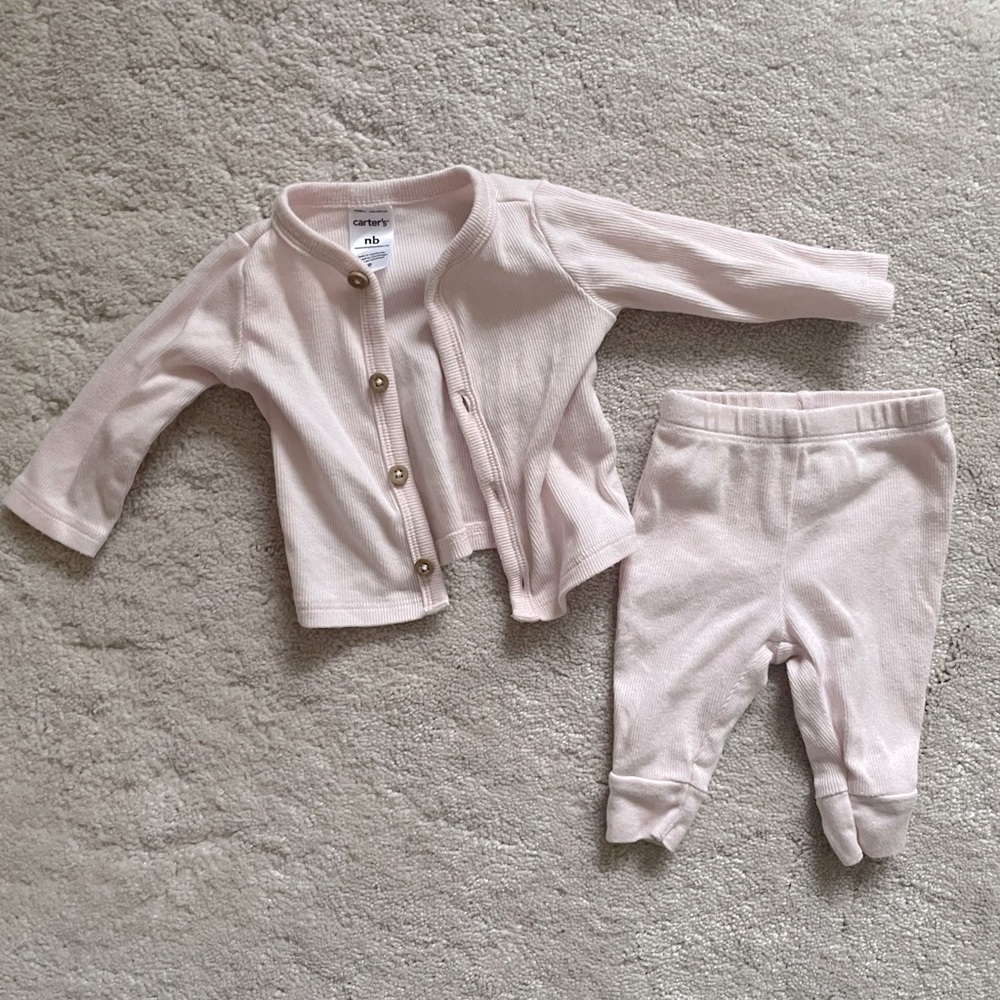 Carters 2 piece set 

Cardigan and pants